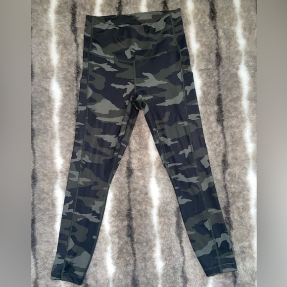 Athleta Pants - Athleta Ultimate Camo 7/8 Tight